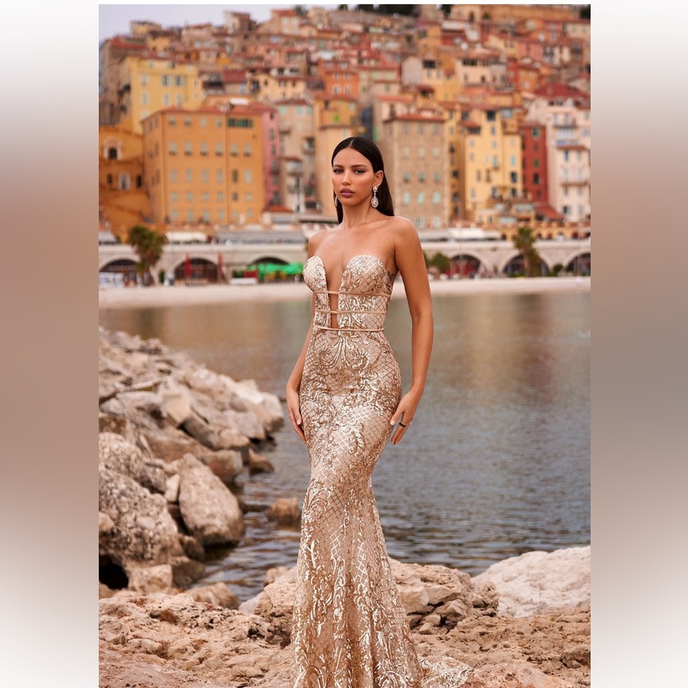Elegant Strapless Lace Evening Gown